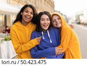 different best friends hugging. Стоковое фото, агентство Ingram Publishing / Фотобанк Лори