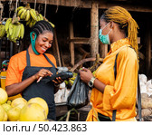 front view woman with face mask market 3. Стоковое фото, агентство Ingram Publishing / Фотобанк Лори