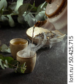 close up teacup pouring tea. Стоковое фото, агентство Ingram Publishing / Фотобанк Лори
