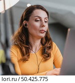 close up woman streaming with laptop. Стоковое фото, агентство Ingram Publishing / Фотобанк Лори