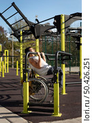 full shot disabled man doing sport park. Стоковое фото, агентство Ingram Publishing / Фотобанк Лори