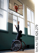 full shot man wheelchair playing basketball. Стоковое фото, агентство Ingram Publishing / Фотобанк Лори