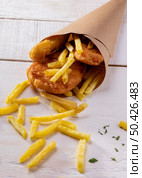 high angle fish chips paper cone. Стоковое фото, агентство Ingram Publishing / Фотобанк Лори