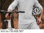 man holding safety helmet biking 2. Стоковое фото, агентство Ingram Publishing / Фотобанк Лори