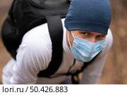 portrait man with face mask woods. Стоковое фото, агентство Ingram Publishing / Фотобанк Лори