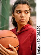 serious black american woman playing basketball. Стоковое фото, агентство Ingram Publishing / Фотобанк Лори