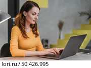 side view woman working laptop. Стоковое фото, агентство Ingram Publishing / Фотобанк Лори