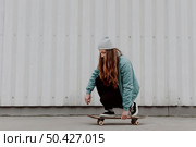 skateboarder girl riding her skate city. Стоковое фото, агентство Ingram Publishing / Фотобанк Лори