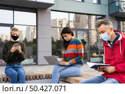 social distance concept outdoor 2. Стоковое фото, агентство Ingram Publishing / Фотобанк Лори