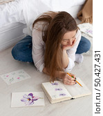 woman drawing new vlogging tutorial. Стоковое фото, агентство Ingram Publishing / Фотобанк Лори