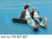 woman man sitting basketball field. Стоковое фото, агентство Ingram Publishing / Фотобанк Лори