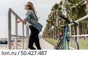 woman standing her bike 2. Стоковое фото, агентство Ingram Publishing / Фотобанк Лори