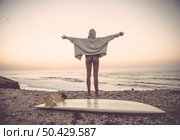 Beautiful female Surfer looking for the waves. Стоковое фото, агентство Ingram Publishing / Фотобанк Лори