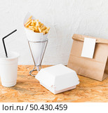 french fries disposal cup food package wooden desk. Стоковое фото, агентство Ingram Publishing / Фотобанк Лори