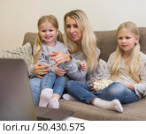 front view mom daughters with technology. Стоковое фото, агентство Ingram Publishing / Фотобанк Лори