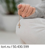 front view woman holding cross necklace. Стоковое фото, агентство Ingram Publishing / Фотобанк Лори