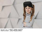 girl wearing virtual reality headset smiles. Стоковое фото, агентство Ingram Publishing / Фотобанк Лори