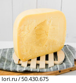 gouda cheese slice wooden coaster tray. Стоковое фото, агентство Ingram Publishing / Фотобанк Лори
