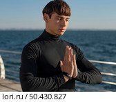 man by beach meditating. Стоковое фото, агентство Ingram Publishing / Фотобанк Лори
