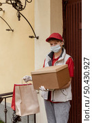medium shot delivery guy with orders. Стоковое фото, агентство Ingram Publishing / Фотобанк Лори