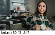 portrait young woman enjoying coffee. Стоковое фото, агентство Ingram Publishing / Фотобанк Лори