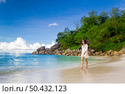 Beautiful woman enjoying the beautiful beachs of Praslin, Seychelles. Стоковое фото, агентство Ingram Publishing / Фотобанк Лори