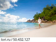 Beautiful woman enjoying the beautiful beachs of Praslin, Seychelles. Стоковое фото, агентство Ingram Publishing / Фотобанк Лори