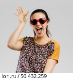 Portrait of Beautilful woman wearing sunglasses and say Hello. Стоковое фото, агентство Ingram Publishing / Фотобанк Лори