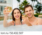 Young couple inside a jacuzzi and toasting . Стоковое фото, агентство Ingram Publishing / Фотобанк Лори