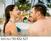 Young couple inside a jacuzzi and toasting . Стоковое фото, агентство Ingram Publishing / Фотобанк Лори