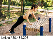 full shot woman doing pushups outside. Стоковое фото, агентство Ingram Publishing / Фотобанк Лори