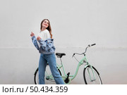 happy woman posing her bike outdoors. Стоковое фото, агентство Ingram Publishing / Фотобанк Лори