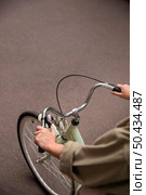 high angle woman holding bicycle s handlebars. Стоковое фото, агентство Ingram Publishing / Фотобанк Лори