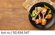 leftover food waste drumsticks plate. Стоковое фото, агентство Ingram Publishing / Фотобанк Лори