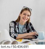 medium shot happy woman desk. Стоковое фото, агентство Ingram Publishing / Фотобанк Лори