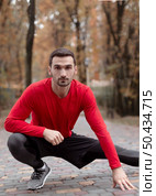 medium shot man stretching outdoors 2. Стоковое фото, агентство Ingram Publishing / Фотобанк Лори