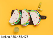 top view paper tacos wooden board. Стоковое фото, агентство Ingram Publishing / Фотобанк Лори