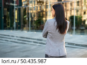 back view businesswoman posing outdoors with arms crossed. Стоковое фото, агентство Ingram Publishing / Фотобанк Лори