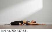 adult woman practicing yoga home 12. Стоковое фото, агентство Ingram Publishing / Фотобанк Лори