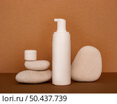 beauty products recipients assortment beige stones. Стоковое фото, агентство Ingram Publishing / Фотобанк Лори