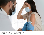 doctor doing vaccine frightened patient. Стоковое фото, агентство Ingram Publishing / Фотобанк Лори