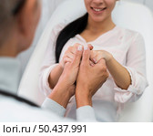 doctor holding hands with patient. Стоковое фото, агентство Ingram Publishing / Фотобанк Лори