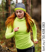 female jogger running forest. Стоковое фото, агентство Ingram Publishing / Фотобанк Лори