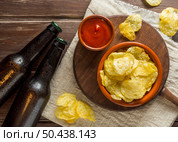 flat lay beer bottles with chips ketchup. Стоковое фото, агентство Ingram Publishing / Фотобанк Лори