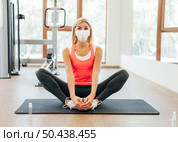 front view woman working out gym. Стоковое фото, агентство Ingram Publishing / Фотобанк Лори