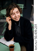 retro looking non binary person smiling. Стоковое фото, агентство Ingram Publishing / Фотобанк Лори
