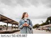woman railway station low view. Стоковое фото, агентство Ingram Publishing / Фотобанк Лори