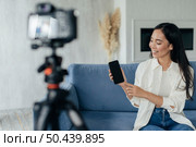 woman showing her phone while vlogging. Стоковое фото, агентство Ingram Publishing / Фотобанк Лори