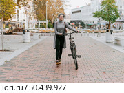 woman walking her bicycle 2. Стоковое фото, агентство Ingram Publishing / Фотобанк Лори