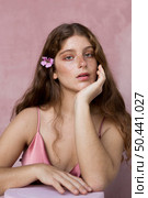 freckled woman having flower her hair. Стоковое фото, агентство Ingram Publishing / Фотобанк Лори